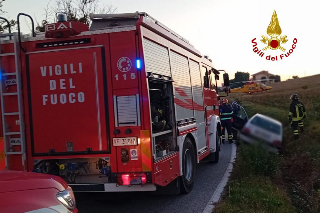 Osimo - Auto finisce in un fossato, ferite tre persone